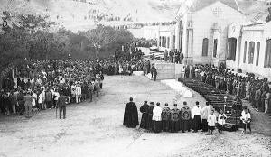 Ceremonia Religiosa al llegar al cementerio los Cadáveres tras el estallido de...