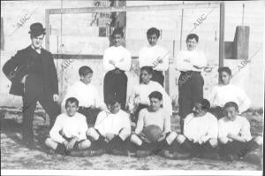 En la imagen podemos ver el primer equipo infantil cuya línea delantera la...