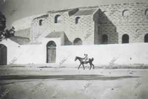 Exterior de la plaza de Toros de Osuna (1904)