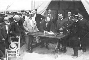 Momento de la firma de la inauguración de las Obras de toma de agua del...