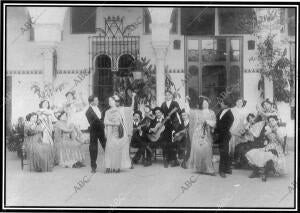 Una cruz de mayo en la casa de los Artistas en 1905