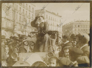 Madame du Gast, que ha venido desde París en automóvil, a su llegada al hotel de...