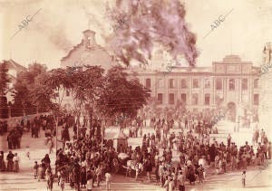 Fachada principal del convento durante el incendio y Trabajos de Extinción