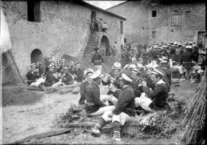 Camilleros de la Cruz Roja comiendo paella en la finca del diputado provincial,...