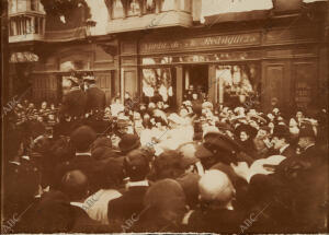 S.M. el Rey y los Príncipes de Battenberg al salir de la galería Fotográfica del...