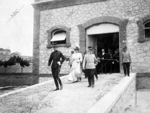 D. Alfonso y la Reina victoria Saliendo del parque de la academia