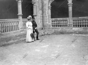 Los Reyes en el patio de Orden, del alcázar