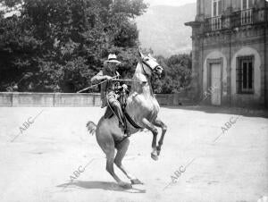 S.M. el Rey Realizando Ejercicios de equitación en los Jardines de palacio