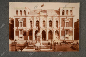 Nuevo palacio municipal donde se celebra la Exposición de Agricultura, Industria...