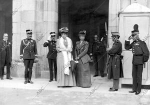 Ss. Mm. las Reinas doña victoria y doña María Cristina A la puerta de Palacio