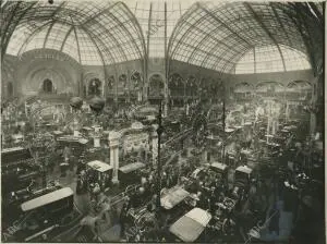 Vista de la exposición de automóviles instalado en el interior del Grand Palais,...