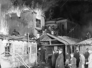 El almacén de Maderas de la calle doña Blanca de Navarra durante el incendio que...