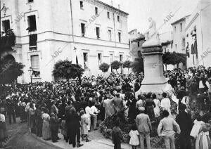 Primer monumento al doctor Robert Inaugurado en Sitges el 23 de agosto A las 4...