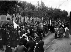 Llegada A la estación del escorial de la expedición Nocturna de Madrid Formada...