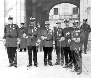 Los Generales recién Ascendidos en el patio de Palacio, al salir anteayer de...