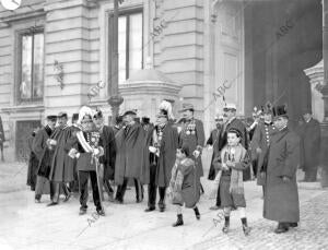 Grupo de generales al salir del regio alcázar después de la recepción militar,...