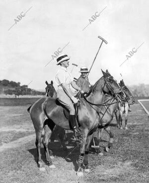 S. M. el Rey en el campo de polo de Moratalla Probando Los "Poneys" del polo