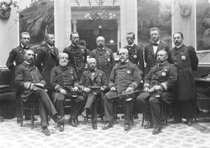 De derecha A Izquierda, Sentados: Capitanes de navío Bourguignon, Montaner...