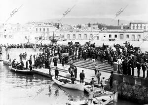 El Sr. González Besada (X), embarcándose para visitar las obras del puerto