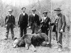 El señor cura del Páramo (primero por la derecha), don Eladio Asias, con los...