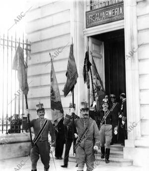 Salida de la armería real de las Banderas de la Guerra de la independencia que...