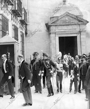 S. M. el Rey y su séquito al salir del Tedeum cantado en la colegiata en acción...