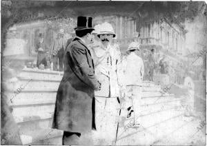 El vicealmirante de la escuadra Inglesa, príncipe de Wattemberg (X), tío de la...