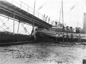 El Vapor "Triunfo" arrastrado por el temporal que le Empotró en el muelle de...