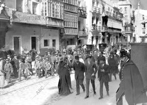 S. M. don Alfonso Xiii (X) Pasando por delante del ayuntamiento en la plaza de...