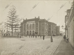 Fachada de estilo mudéjar del Gran Teatro de Cádiz