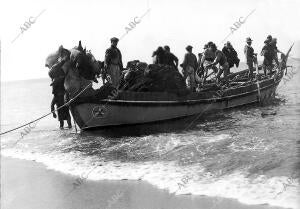 Portil (Huelva). 1910 (CA.). Pesca con jábega. Los jabegueros saliendo a faenar