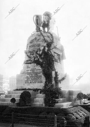 Vista posterior de conjunto del monumento Conmemorativo, del cual son Autores el...