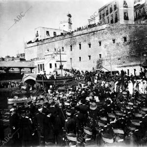 Aspecto del muelle de Melilla A la Llegada del Ministro, Sr. Gasset