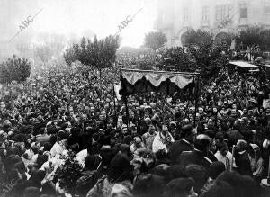 El Obispo , Sr Lagauarda Rodeado de Fieles y Llevando el Santísimo, al subir al...