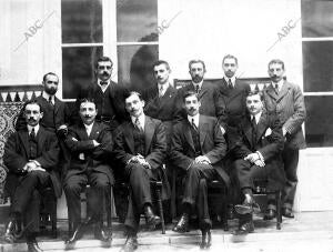 Grupo de organizadores y oradores sevillanos y madrileños que tomaron parte en...