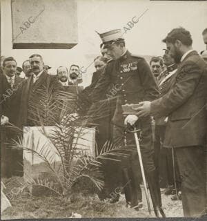 Su Majestad el Rey, Don Alfonso XIII, colocando la primera piedra del Monumento...