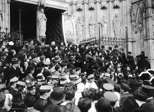 Procesión en honor al nuevo santo al salir de la Catedral