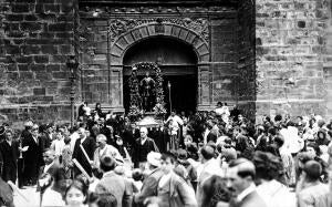 Salida de la procesión de la parroquia de san Vicente, donde se celebro la...