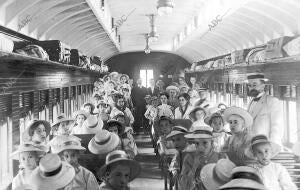 Alumnos de las escuelas municipales en el interior del coche del tren que les...