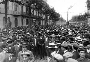 Los Manifestantes del domingo en Barcelona el diputado Sr. Giner de los Ríos A...