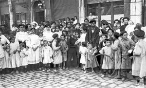 Grupos de Mujeres y Hombres A la salida del centro obrero Bilbaíno, donde...
