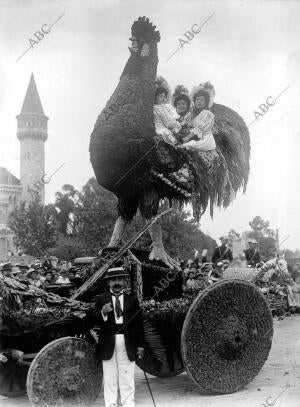 La batalla de Flores de Valencia: Coche "Chantecler" presentado por el Sr....