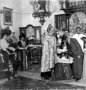 Alejandro Solari, Administrando el agua bautismal al joven Pablo Alonso Ortiz,...