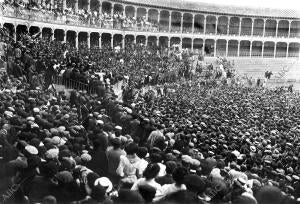 Mitin celebrado en la plaza de Toros, en el cual se Acordó la continuación de la...