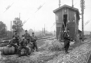Una caseta de Señales en la línea norte Custodiada por Soldados en infantería