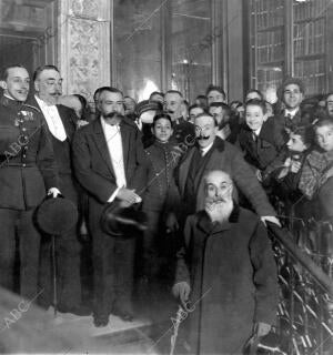 D. Alfonso Xiii (X) al salir del ateneo después del reparto de Premios A los...