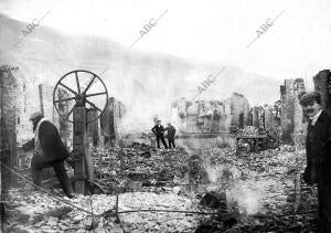 Formidable incendio en Jaca Ruinas del salón de Maquinas del almacén de Maderas...