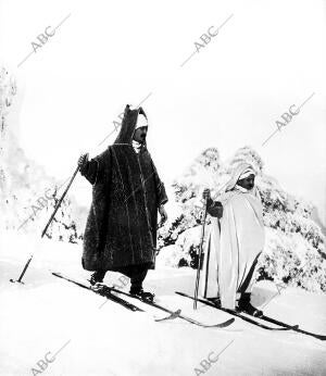 Los Deportes de la nieve en África un jefe argelino Tomando parte en una carrera...