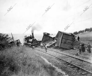 scarrilamiento del tren correo de Andalucía, cerca del río Gordillo, próximo a...