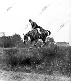 M. Joseph Barron con el caballo lady val Saltando el paso de camino en la prueba...
